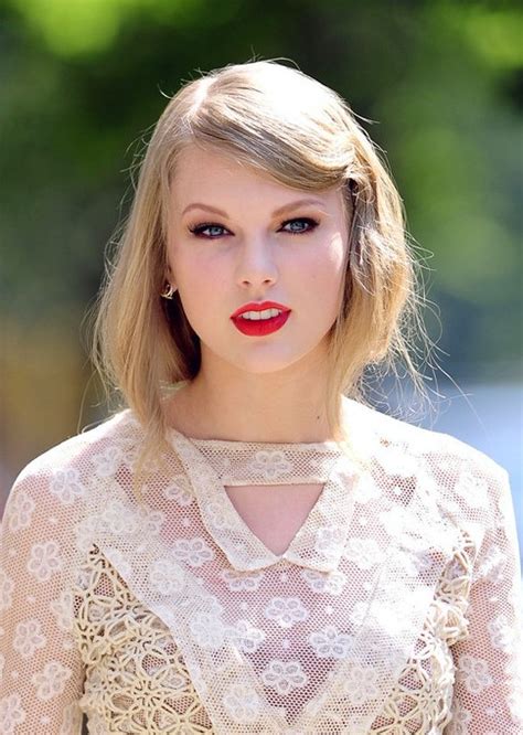 Taylor Swift Bobbed Look for Long Hair - Hairstyles Weekly