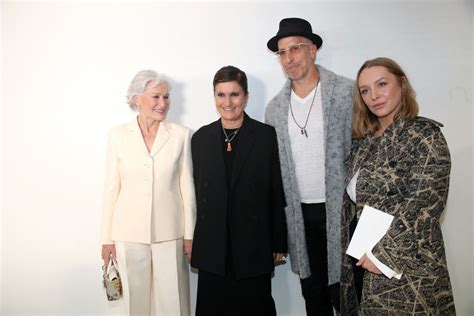 Photo Glenn Close Maria Grazia Chiuri Et Guest Posent Backstage