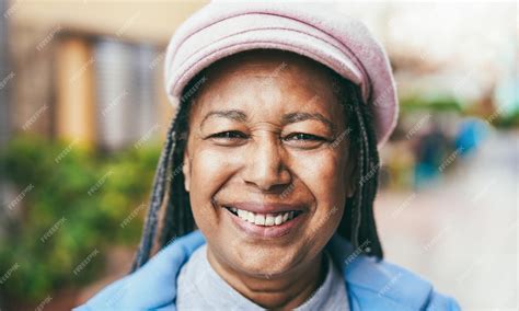 Heureuse Femme âgée Africaine Souriant à La Caméra En Plein Air Pendant La Journée Dhiver