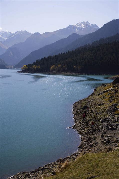 无人竖图俯视航拍室外白天旅游度假湖湖泊美景森林山山脉树林水植物中国亚洲阴影光线影子湖面景观山峰