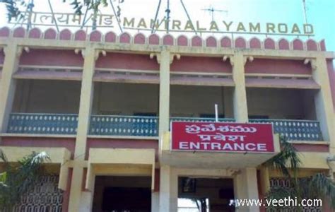 Entrance of Mantralayam Railway Station | Veethi