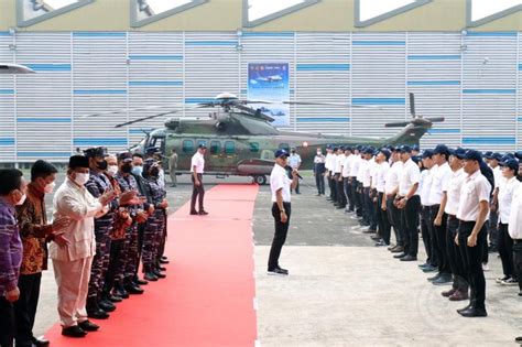 Prabowo Serahkan 2 Helikopter Antikapal Selam Buatan Dalam Negeri Ke TNI AL