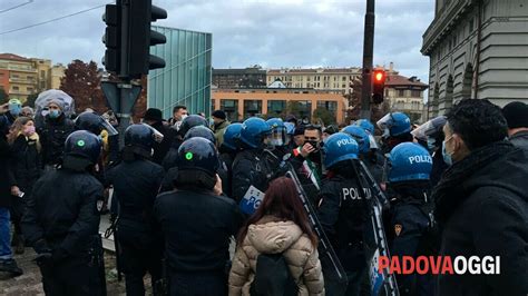 Durante La Manifestazione No Vax Inveisce Contro I Poliziotti Divieto