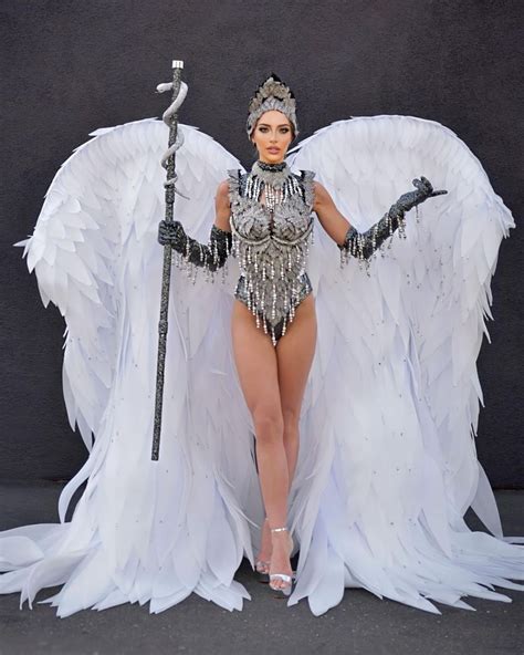 Potret State Costume Finalis Miss Usa Ada Balerina