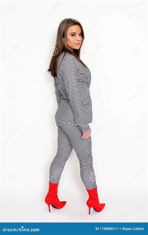 Schönes Schönes Brunette Mädchen Das Im Studio Darstellt