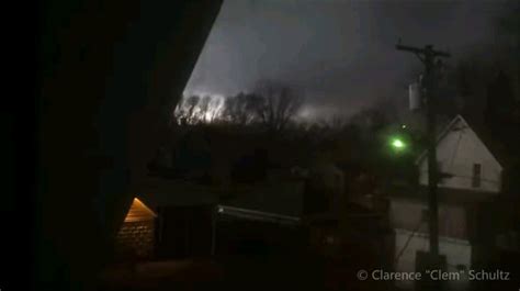 The scariest tornado ever filmed. : r/Damnthatsinteresting