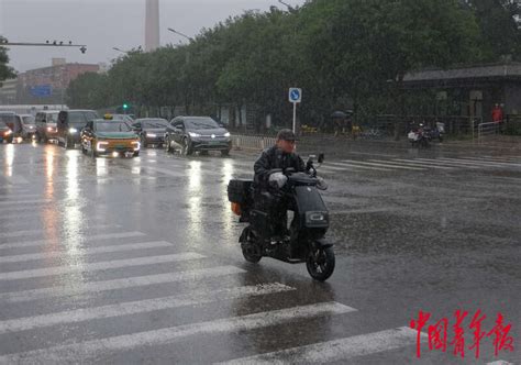 北京暴雨红色预警中 这些人默默守护城市新闻频道中国青年网