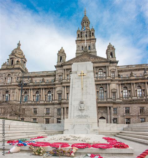 Glasgow Cenotaph War memorial in front of Glasgow City Council George ...