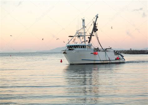 Fishing boat entering Ventura harbor dawn — Stock Photo © steveheap ...