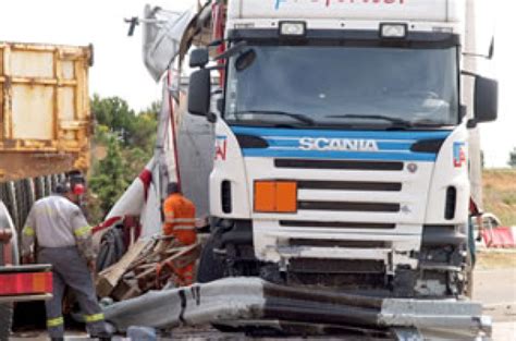 Un Accidente De Un Camión Con Mercancía Peligrosa Obliga A Cortar La A 231