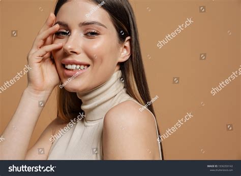 Youngbeautifulwoman Bilder Stockfotos Und Vektorgrafiken Shutterstock