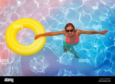 Mädchen im gelben bikini am swimmingpool Fotos und Bildmaterial in hoher Auflösung Alamy