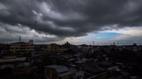 cuaca senin  desember jakarta mendung sepanjang hari