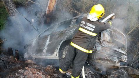 Idoso Morre Carbonizado Ap S Carro Sair Da Pista E Cair Em Ribanceira