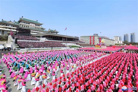 和平日报 金正恩出席太陽節活動 數以萬計群眾參加大巡遊