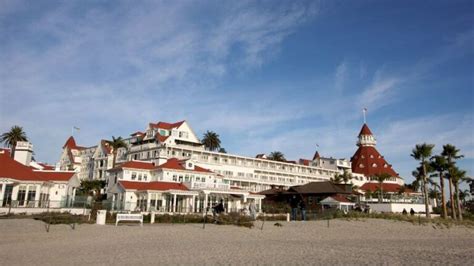 13 Best Beachfront Hotels in California With Ocean Views 🏖