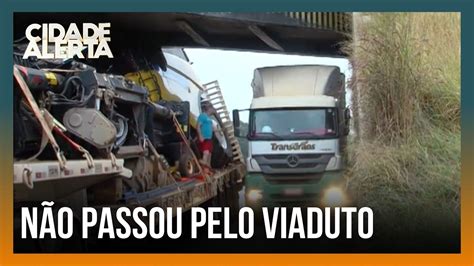 Tr Nsito Ca Tico Carreta Fica Presa Em Viaduto E Causa Transtorno