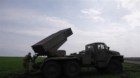 Ukraine Artillerymen Target Russia Troops In Donetsk Youtube