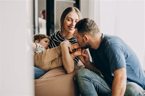 Familia joven con su pequeño hijo en casa divirtiéndose Foto Gratis