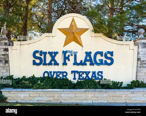 Six flags over texas entrance hi-res stock photography and images - Alamy