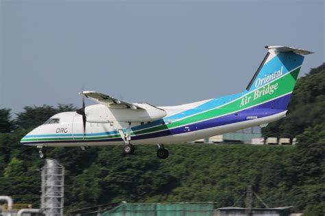 オリエンタルエアブリッジ Bombardier DHC 8 200 JA802B 福岡空港 航空フォト by shiosabaさん 撮影