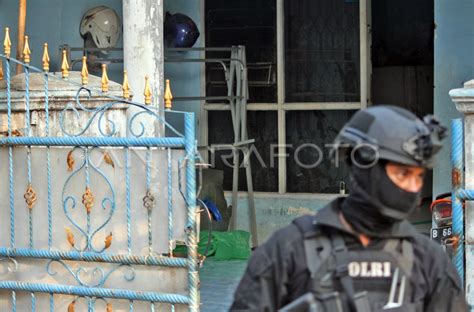 PENGGELEDAHAN RUMAH TERDUGA TERORIS JARINGAN JAD ANTARA Foto