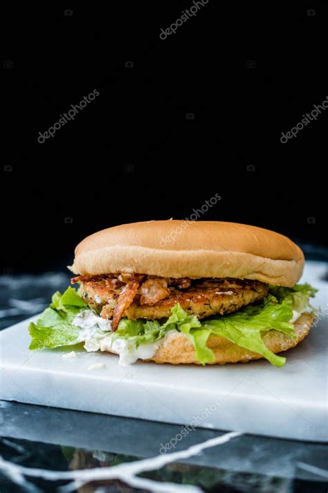 Hamburguesa De Salm N Casera Con Salsa T Rtara Cebolla Y Lechuga En El