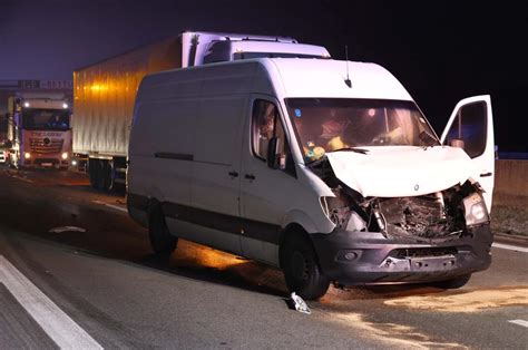 Fotos Schwerer Unfall zwischen Sprinter und Lkw auf A94 bei Mühldorf