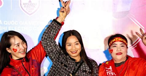 Hot girl tuyển nữ Việt Nam háo hức chờ Xuân Son và đồng đội đấu Singapore