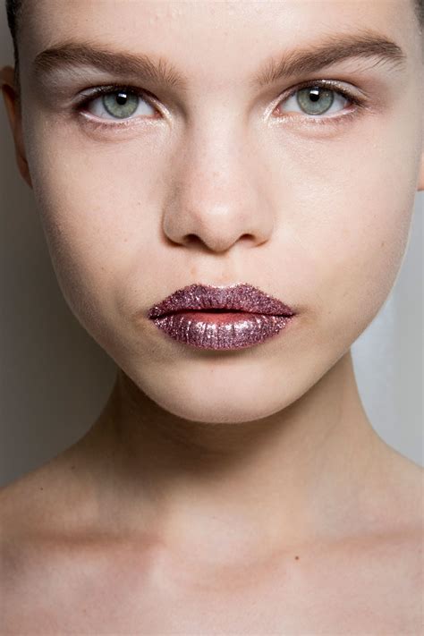 3 Different Ways to Wear the Metallic Makeup Trend This Fall | StyleCaster