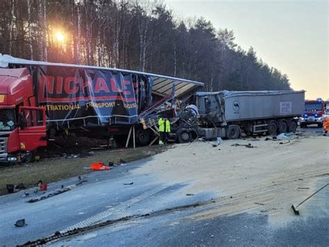 Wypadek na autostradzie A4 Zderzenie dwóch tirów Jedna osoba ranna