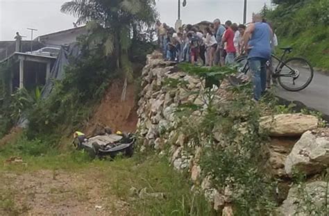 Jovem Fica Preso S Ferragens Depois Que Carro Sai Da Pista E Cai De