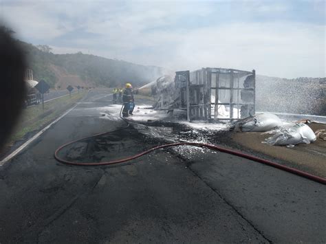 Carreta De Fertilizantes Pega Fogo Na BR 050 E Gera Congestionamento De