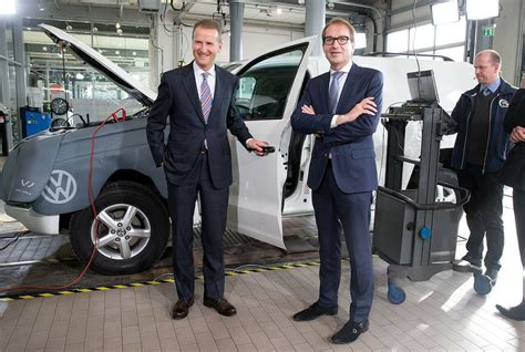 Hier zeigte der Verkehrsminister sich im Frühjahr mit VW Markenchef