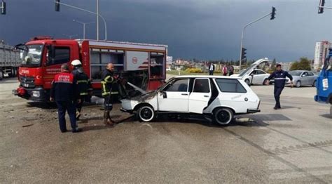 Hasta taşıyan ambulans otomobil ile çarpıştı 4 yaralı