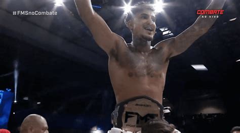 Mc Livinho vence Dynho Alves por nocaute técnico em luta no Fight Music