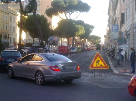 Caos In Piazza Re Di Roma Lavori Stradali E Traffico In Tilt La