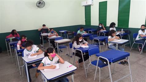 Mais estudantes retornam às aulas presenciais na rede estadual de educação