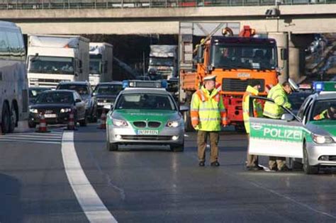 A Laster Kracht F Hrerlos In Leitplanke