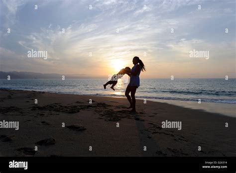 Madre Hijo Es Una Madre Feliz Jugando Con Su Hijo Como Ella Se Balancea