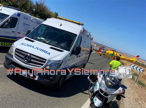 Un muerto y dos heridos en un choque frontal entre un camión y un coche