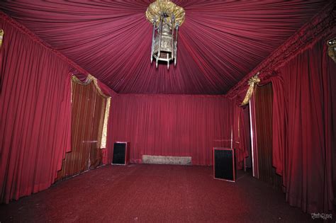 Secret Room Hidden inside an Abandoned Mafia Boss Mansion [OC] [5205 x