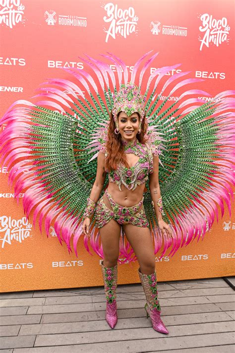 Foto Anitta deixou a barriga definida à mostra em look de carnaval