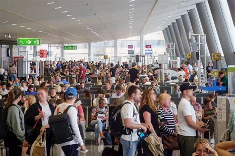 Barcelona Unwetter Legt Flughafen Auf Mallorca Lahm Flughafen Palma