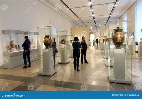 Berlin Germany December 2019 Visitors In The Antiquities Rooms Of