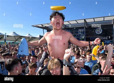 Manchester City fans celebrate as Manchester City win the premier ...