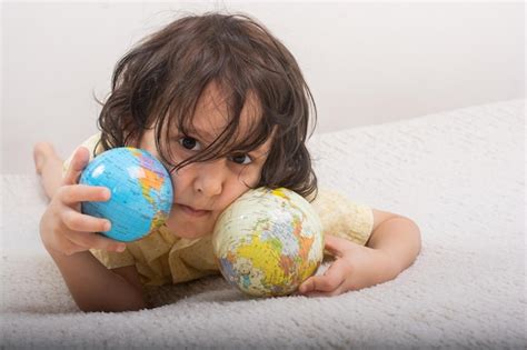 Niño feliz en edad preescolar descubriendo el mundo como concepto de