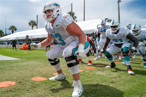 Dolphins Center Michael Deiter Expected To Sign With The Texans