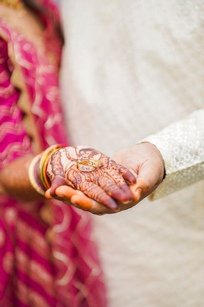 Noivos indianos exibem anéis de noivado durante um ritual de casamento