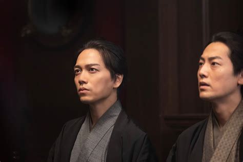 【写真】nhk大河ドラマ「青天を衝け」で伊藤俊輔（博文）を演じる山崎育三郎さん（左） （c）nhk Mantanweb（まんたんウェブ）